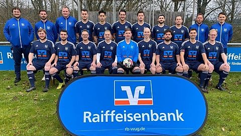 (v.l.n.r.) Oben: T. Gail, G. Sanseverino, A. Klönne, A. Zogaj, T. Nguyen, M. Moghaddam, G. Krasniqi, Y. Uslucan, Ö. Semsi, M. Buchner, M. Köhler (TR)
Unten: M. Sattich, M. Pascher, P. Bytyqy, L. Kralik, M. Kowald, F. Grube, Can Özkan, D. Kutschera (C), M. Bauer