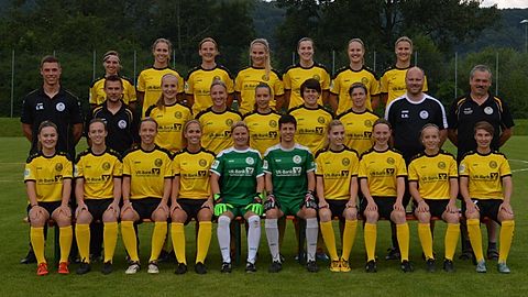 oben v.l.n.r: Christine Mendt, Leonie Haberäcker, Spielertrainerin Christina Schellenberg, Lena Obermeier, Ellen Riess, Linda Rabe, Lea Gerlinger
mitte v.l.n.r: Co-Trainer Philipp Wittmann, Trainer Daniel Pfeuffer, Mara Grimm, Meike Wischgoll, Katharina Hampicke, Julia Brückner, Angelika Rößler, Torwarttrainer Helmut Erler, Sportlicher Leiter Edgar Schalk
unten v.l.n.r: Julia Kohl, Meike Kellermann, Nina Heisel, Maren Haberäcker, (Ehemalige Spielerin Susanne Goth), Anke Gülpers, Mona Schomber, Amelie Mühlbäck, Judith Hübsch, Sara Hofmann