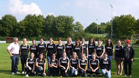 stehend v.l.: Konrad Kraus, Christiane Heieis, Susanne Schmidt, Mirjam Thalmeier, Maria Meyer, Daniela Schmidmeier, Katharina Streschnak, Monika Beck, Maria Forster, Nadine Pfaller, Verena Rußer, Laura Beck, Eva Breitenhuber, Christoph Kraus

unten v.l.: Susanne Rußer, Anna Gerngroß, Ramona Lummer, Sophia Eisenschenk, Linda Eisenschenk, Karolin Sandner, Magdalena Hallmeier, Katharina Rußer

(nicht im Bild: Christina Schneider, Helena Grad, Theresa Grad, Diana Bacherler, Angela Schmidtpeter, Tanja Pfaller, Manuela Beck, Linda Heiß und Julia Wimmer)