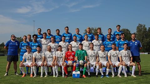 Hintere Reihe von Links: 

Wael Alkurdi, Weikelmann Sebastaian, Dominik Enhuber, Manuel Zuin, Jason Schleiger, Timo Hübner, Jean-Pierre Henze, Maruan Iskandarani, Marco Schneider

Mittlere Reihe von Link: 

Spielleiter Fritz Hochreuther, Marco Dietrich, Leon Bock, Enrique Sanchez Quintana, George Ewald, Leon Manke, Max Götz, Stefan Klinger, Jonas Mayer, Marcel Lorenz, Kaan Demiral, Trainer zweite Mannschaft Simon Treitz, Mario Gsänger, Abteilungsleiter Michael Hübner

Erste Reihe von Links: 

Dimitrievski Nico, Patrick Schmidt, Alexander Muskat, Simon Götz, Nico Tauscher, Bastiain Knieling, Patrick Doktorowski, Medin Curt, Lukas Kayser, Nico Herzog
