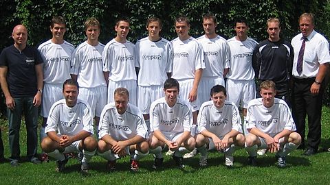 H.v.l. Vertreter Fa. Compexx, Trainer Bernahrd Kühnstetter, Stefan Wiesinger, Georg Geier, Stefan Seidl, Marc Hammans, Johannes Lohr, Martin Hausberger, Markus Fischer, Markus Oberreiter, Abteilungsleiter Rudi Wiesinger, Matthäus Moser
V.v.l. Ehrenfried Moser, Jürgen Neumaier, Markus Stummer, Florian Orthuber, Florian Esterl