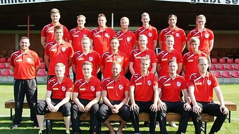 oben links: Jonas Wester - Bastian Deeken - Patrick Grönniger - Steffen König - Niklas Stahl - Jonas Haar - Steffen Gehrs
mitte links: Trainer Thomas Dreyer - Co-Trainer Julian Stroot - Hendrik Albers - Patrick Gmell - Sven Grönniger - Dennis Stolte - Henning Borghorst
unten links: Simon Wobken - Alexander Paul - Timo Schepers - Christoph Bippen - Heiner Krüssel - Michael Müller

es fehlen: Bastian Albers, Andre Büscher, Daniel Lübbers, Tim Albers, Marc Briese,