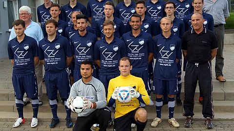 hintere Reihe v.l: S. Kunzmann, P. Feil, K. Frey, P. Schwalb, M. Alparslan, B. Sahin, Hermann Rüger (2. Vorsitzender)
mittlere Reihe v.l: Michael Schmidt (Spielausschuss), T. Kovacs, P. Scialpi (Trainer 2. Mannschaft), M. Klingmann, M. Gimber, P. Schindewolf, M. Kreiß
vordere Reihe v.l: O. Bakan, T. Palkovits, N. Scialpi, K. Przybylek, C. Bakan, R. Weide, L. Scialpi (Trainer 1. Mannschaft)
kniend v.l: A. Ceylan, C. Teicht