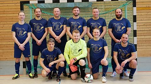 HKM 2024/2025 - v. l. n. r.:
HINTEN: Andreas Kubitz, Clemens Matthes, Heiko Walter (TR), Holm Natschke, Dirk Brösel (C), Mario Friedemann
VORN: Jens Hatscher, Marcel Buchholz, Eric Anders, Sascha Gebauer

Es fehlen:
Jens Brösel, Rene Biereck, David Dietsch, Roman Falz, Matthias Gäbel, Marco Kneschke, Peter Lenk, Marcel Rudolf, Tobias Schlage, Ralph Sebastian (ML), Mario Seifert, Daniel Trebal, Arndt Wendler, Daniel Wünsche, Klaus Vietze