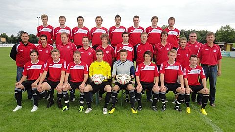 stehend oben von links: Eckl Tobias, Huber Tobias, Gigliola Stefano, Dezelak Tobias, Fredl Thomas, Doeschl Michael, Sax Wolfgang, Meier Stefan
stehend Mitte von links: Trainer Dullinger Christian, Co-Trainer Gigliola Marco, Sportlicher Leiter Stelzer Peter, Betreuer Wenderoth Stefan, Moertelbauer Josef, Rebl Andreas, Jakob Markus, Breu Michael, Schreiner Daniel, 2. Vorstand Gebel Werner, 1. Vorstand Kraemer Manfred
sitzend von links: Schmitz Benedikt, Kraemer Philipp, Gegenfurtner Thomas, Zellner Philipp, SaxingerMichael, Weber Philipp, Grüll Johannes, Oestreich Stefan
es fehlen: Artmann Andreas, Wildfeuer Johannes, Baumgartner Benjamin, Hacker Stefan und Weinberger Roland