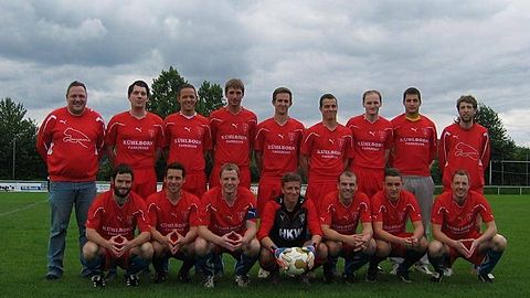 hintere Reihe v. links:
2.Vorsitzender Thomas Brendel, Sebastian Gerlach, Robert Geher, Daniel Gerlach, Julian Geher, Philip Siemon, Michael Krauskopf, Daniel Moog, Alexander Kohout

vordere Reihe v. links:
Manuel Weidemann, Domenic Civale, Stefan Rudolph, Patrick Ecke, Felix Georgi, David Grassman, Sebastian Rudolph