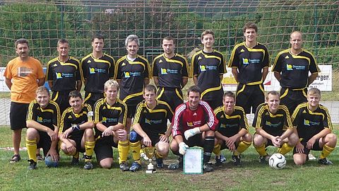 (hinten v.l.:) Vorstand Bernhard Bauer, Spielertrainer Alois Schreiner, Josef Prochazka, Martin Wallner, Christoph Schachner, Sebastian Ziegert, Andreas Zillner, Martin Stolletz; (vorne v.l.:) Hermann Fesl, Tobias Kornexl, Christoph Weishäupl, Michael Weishäupl, TW Jiri Lazna, Florian Leitner, H.-P. Donaubauer, Michael Kinateder; Es fehlen: Michael Maier, Radek Sedlicky, Heinrich Sterl, Thomas Greindl, TW Stefan Donaubauer, Marco Donaubauer, Martin Fesl.