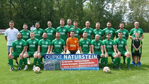 Hintere Reihe (v.l.n.r): Tobias Kober (Trainer), Maximilian Ludwig, Furkan Erdogan, Leon Salinger, Mirco Köhler, Marcel Becker (Co-Trainer), Dennis Raatz, Lars Nenmicke, Christoph Jacob, Elias Taoum, Marco Möckel, Marco Dupke (Sponsor)
Vordere Reihe (v.l.n.r.): Ali Akin Bagceci, Theo Bangel, Sebastian Wachsmann, Fritz Timmermann, Christoph Steinberger, Vincent Maikath, Dennis Fastnacht, Oliver Mattes, Paul Eder