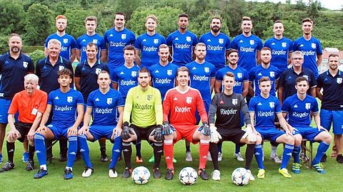 Hinten v.l.:

Florian Metzinger, Stipe Malenica, Michael Sommer, Manuel Gleichauf, Yannick Lawson, Jan Torres, Dominik Klein, Michael Junker, Lukas Metzinger


Mitte v.l.:

Jörg Piefke (2. Vorstand), Steffen Kaufel (Physio), Hans Sexauer (Co-Trainer), Michael Grass (Torwarttrainer), Max Risch, Nicholas Fuchs, Marvin Weik, Dominik Melcher, Patrick Buderer, Michael Böcherer (Betreuer), Simon Behr (Co-Trainer), Michael Wunderlich (1. Vorstand), Bernd Lupfer (Trainer)

Vorne v.l.:

Helmut Schwab, Leandro Einecker, Robert Kerek, Tobias Bühler, Ron Fahlteich, Joshua Schilz, Noel Hüglin, Niklas Holderer 

Auf dem Bild fehlen: Jonas Pies, Alessio Ernst, Simon Rohrer und Philipp Hohwieler