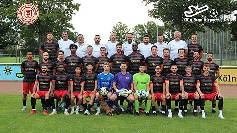 Hintere Reihe (v. l.): Louis Müller, Marc Pick, Shkubim Krasniqi, Muhammet Ucar, Dennis Metternich, Jonas Wendt, Tugay Düzelten, Kai Bockmühl, Axel Heidemann, Fabian Cordes Mittlere Reihe (v. l.) Alexander Nawn, Filippo Zammitto, Buhari Ibn Tusina, André Rosteck, Daniel Spielgel, Florent Sylaj, Benjamin Winnersbach, Jan Bruns, Etienne Kamm, Niklas Heidemann, Dogukan Tasli, Baran Tatu Vordere Reihe (v. l.): Gero Pletto, Amadou Camara, Thang Sang Pi Chung, Shin-Young Hwang, Pascal Zink, Markus Wollnik, Dominique Mittenzwei, Baran Bilgic, Mike Hoppe, Simon Zinzius, Lars Rolle