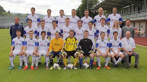hinten v. links: Patrick Mühl, Benjamin Wagner, Daniel Kopp, Siegi Oswald, Thomas Kißlinger, Tobias Pointinger, Gunther Handlos
mitte v. links: TW-Trainer Gunther Haller, Armin Süß, Marco Rödl, Florian Scheidler, Sebastian Kilger Kevin Kölbl, Fabian Augustin, Lukas Lorenz, Masseurin Corinna Janik, Trainer Sebastian Albert
vorne v. links: Tobias Franke, Thomas Aulinger, Daniel Wolf, Tobias Mader, Florian Bielmeier, Uli Kappl, Stefan Straßner, Johannes Albert, Betreuer Werner Kobe