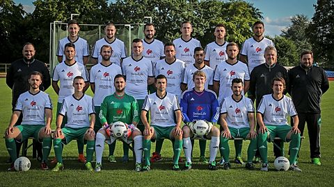 Hinten v. links: Timon Ünaler, Orhan Düzen, John Ferreira Botelho, Andreas Weinberg, Luigi Falsone I, Alexandro Batista Costa Kolling.

Mitte v. links: Rodrigo Dias Ferreira (Trainer), Emanuele Pettineo, Luigi Falsone II, Vahid Kolasinac, Yannick Steil, Eren Cerke, Christian Kendzia, Frank Hiessl (Betreuer), Jürgen Wensing (Team-Manager).

Vorne v. links: Niklas Treusch, Felix Witten, Sverio Colombo, Dennis Bolz, Patrick Croce, Andres Dela Rosa, Marco Liebrenz.

Foto: www.honnef-heute.de