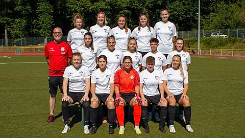 Oben v. links n. rechts: Theresa Lui, Saskia Kirchen, Lara Britten, Annica Strzelczyk, Jana FleschMitte v. links n. rechts: Gerd Morgen (Trainer), Sophia Fisch, Nina Micarelli, Anna Kleber, Cassandra Charlier, Emily BauschertUnten v. links n. rechts: Mira Meyer, Romina Santo, Lea Jung, Adriane Klos, Maren Suder