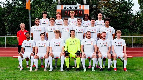 SV Vaihingen II - Kader 2026/27
Oben (v.l.n.r.): Andreas Goulcas, Tusk Wiest, Lennard Illig, Jesse Odionye, Sandro di Nunno
Mitte (v.l.n.r.): Oliver Heringhaus, Maximilian Eisentraut, Leo Gerstenecker, Tim Voigt, Gunar Fuchs, Simon Straub, Nilson Jemixe
Unten (v.l.n.r.): Bekit Awed, Gabriel Weber, Robby Kovac, Alexander Studenkov, Max Winkel, Dorian Tank, Phil Klöpper
Nicht auf dem Bild: Cian Garvey, Sepehr Heydari, Marco Pisacane, Daniel Ullrich, David Dietrich, Jay-Jay Ebongue, Noah Frey, Christian Janjis, Freddy Kouassi, Mike Baradel