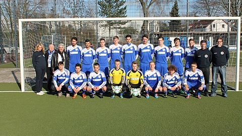 von links nach rechts, hintere Reihe
Laura Mauß, Günther Gebauer, Peter Schlimgen, Stavros Michalakis, Abdullah Köskeroglu, Ole Krause, Marco Keppler, Ethem Kayis, Michael Beus, Nico Bähner, Matthias Kühne, Thomas Vorwerk, Reinhold Höck, Peter Mauß. vordere Reihe Carsten Mock, Yasin Lafci, Daniel Muradas Muganes, Max Pehl, Markus Klütsch, Lukas Hamonajec, Lukas Jardin, Serkan Okutan
es fehlen: Sebastian Bodenröder, Bozidar Cabraja, Denis Depta, Marco Mijic und Denis Sanders