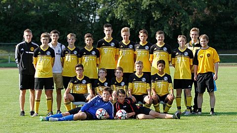 von links nach rechts.
Obere Reihe: Trainer Marc Radtke, Moritz Häming, Co-Trainer Daniel Linn, Finn Heuing, Luka Jovanoski, Leon Pali, Tobias Coenen, Lukas Dziadek, Jan Drennhaus, Lars Wende, Co-Trainer Maik Mosheim, Trainer Patrick Radtke
Untere Reihe: Leo Fiss, Simon Wende, Moritz Haas, Richard Neudendorf, Sami Ghori
Liegend: Aaron Gularte Wertheim, Miguel Estirado Diaz
Es fehlen: Julian Siebert, Marc Wendemuth, Christoph Schädel-Höpfner, Ioshua Santos Lisboa Konrad Rixgens, Alexander Kling, Leon Frisoli, Florian Richter