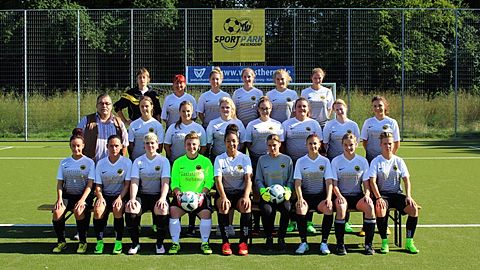 Hintere Reihe v.l.: Co-Trainerin Jutta Fürst, Tanja Mohwinkel, Sarah Dickschas, Nina Fürst, Patricia Louise Kennecke, Ronja Brunkhorst

Mittlere Reihe v.l.: Inhaber "Gaststätte-Nebenan" Olaf Seidel, Lena Brümmer, Catharina Enckhusen, Pia Dickschas, Antonia Petrovic, Milena Wittig, Nicole Jungbluth, Lea Schleiff

Untere Reihe v.l.: Darlyn Demirpercin, Nicole Fürstenberg, Vanessa Leonhard, Sabrina Kosche, Yasmin Reyes, Janin Wagner, Lena Rutner, Sandy Jane Fürst, Jaqueline Senger

Es fehlen: Celine Behnke, Katarina de Jesus, Ceyda Tüfekci, Trainer Hubert Jonas und Physiotherapeutin Katharina Lehmann