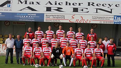 Vorne von links (sitzend): Marian Faltermeier, Florian Grau, Marco Wiedmann, Fabian Dietz, Dominik Brunnhübner, Fabian Trettenbach, Daniel Schneider, Bernd Rosinger.

Mittlere Reihe von links: Walter Eisl (SVS-Vorsitzender), Karl-Heinz Brunsch (Abteilungsleiter), Michael Brandl, Bastian Weiß, Stefan Köck, Christian Pollinger, Mario Zitzmann, Matthias Wolf, Dominik Kupfer, Dominik Stolz, Karsten Wettberg (Trainer), Dieter Fink (Torwarttrainer), Bernhard Kratzer (Betreuer).

Hintere Reihe von links: Manfred Rupp, Florian Schlicker, Dominik Räder, Manuel Fiori, Christian Knorr, Fabian Schäll, Thorsten Pöllet (Co-Trainer).

Foto: Udo Weller