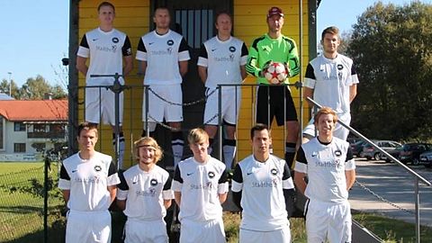 h.l. Julian König,Christian Plettl, Trainer Markus Lux, Josef Winklmeier, Alexander Nickl,
v.l. Matthias Galler, Alexander Plettl, Alexander Resch, Dominique Fisch und Philipp Abend.