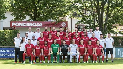 Obere Reihe von links: Hans-Joachim Meyer (2. Vorstand), August Zügel (Sportlicher Leiter), Yannick Häringer, Tobias Klein, Serhat Ilhan, Vincent Keller, Michael Respondek, Marco Waldraff, Andreas Fritz (Physiotherapeut), Timo Burgert (TW-Trainer).

Mittlere Reihe von links: Gabriel Stockenberger (TW-Trainer), Bernhard Wiesler (Teammanager), Dieter Bühler (1. Vorstand), Lennart Bauer, Laurenţiu Petean, Felix Higl, Fabian Spiegler, Santiago Fischer, Fabian Nopper, Robin Risch, Dennis Bührer (spielender Co-Trainer), Alfons Higl (Trainer).

Untere Reihe von links: Sabrina Tröller (Betreuerin), Walter Adam, Erich Sautner, Pierre Göppert, Jerome Reisacher, Dennis Müller, David Bergmann, Mirco Barella, Ergi Alihoxha, Timo Wehrle.