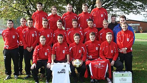 Oben v.L n.R.: Martin Warning, Willi Möllenbeck, Felix Schöttler, Dominik Bittcher, Johannes Reinders
Mitte V.L n.R.: Trainer Jörn Rosenboom, Marvin Rütten, Thomas Jendryschick, Mathis Neumann, René van Bruck, Chris Zimmermann, Patrick Melcher, Moritz Buhl, Betreuer René Minta, Betreuer Daniel Booms, Betreuer-Legende Horst Boland
Vorne v.L. n.R.: Gereon Biermann, Michael Köster, Lukas Schwiening, Hendrik Heynen, Philipp Theyssen