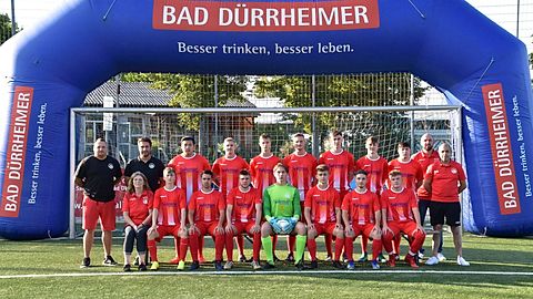2. Reihe: Trainerteam: Schmökel, Verratti, Phi Long, Bruch, Ank, Tramm, Aschenbrenner, Tabler, Albanese, 1.Vorstand Wildgruber
1. Reihe: Betreuerin Gleiche, Spieler: Uferov, Blanco, Richter, Tränkner, Lindemann, Tallerico, Hall, 2. Vorstand Usai