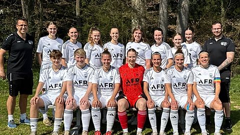 Oben von links: Co-Trainer Andi Hummel, Johanna Garnreiter, Eva Bürgmayr, Kathi Auer, Maria Riedl, Steffi Tröger, Luisa Schmidt, Sandra Seibold, Franzi Wieser, Trainer Rainer Huber
Unten von links: Emilia Strube, Sandra Moleh, Kathi Kraus, Alina Vogel, Emilia Wimmer, Verena Krumay, Sandra Funkenhauser