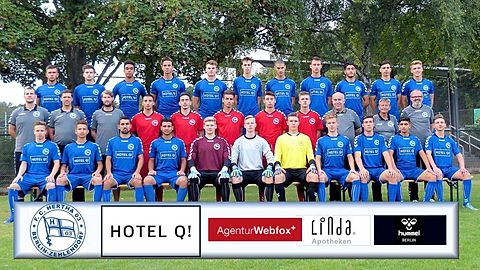 hintere Reihe von links: Daniel Glen, Nino Neuwald, Dominik Klecha, Alexandros Dingas, Niko Koulis, Aron Rüb, Mirko Budimir, Timo Rehfeldt, Mustafa Fakhro, Tolga Emir, Marc Zelosko
 
mitte von links: Manuel Meister (Cheftrainer), Jan Walle (Assistenztrainer), Marcel Gaudlitz (Athletiktrainer), Hasan Gül, Timur Gayret, Ricky Schwarz, David Vetter, Julian Jentschura, Panagiotis Matlis (Torwarttrainer), Ella Jentschura (Betreuerin), Uwe Jentschura (Betreuer)
 
vorne von links: David Bellin, Benyas Albiol, Dogukan Tanis, Panagiotis Vassiliadis, Patrick Amm, Konstantin Lehmann, Robert Kornell, Dennis Nüsse, Mitchell Anderson, Görkem Özsoy, Vittorio Achour
 
es fehlen: Markus Schulze (Assistenztrainer), Jerome Massih