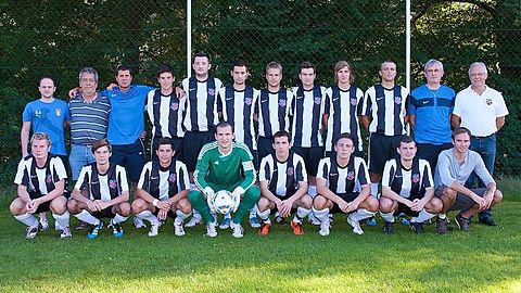 v.h.l: Schartner Tobias, Fenzl Josef, Schartner Gerhard, Höller Christoph, Weber Johannes, Irg Daniel, Deckwarth Robert, Müller Robert, Kilger Patrick, Börner Marco, Irg Josef, Wellisch Walter.

v.v.l: Penzenstadler Markus, Knödlseder Simon, Dülsner Tobias, Rainer Sebastian, Fries Erich, Schmeizl Tobias, Knödlseder Roland, Fesl Franz.