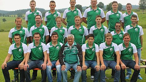 Der Kader der Saison 14/15: Kapitän Frank Gibis (hinten v.l.), Fabian Mauerer, Michael Plöchinger, Josef Scheibelberger, Daniel Preißler, Fabian Pongratz, Abteilungsleiter Helmut Weigerstorfer (mitte v.l.), Betreuer Christian Eller, Maxi Resch, Michael Küblbeck, Manuel Moritz, Co-Trainer Edi Schwarz, Trainer Marco Wetscheck, Christian Wurm (vorne v.l.), Johannes Michl, Michael Pongratz, Ehrenvorstand Hubert "Hugei" Blöchl, Martin Raab, Andreas Herzig und Marco Pongratz. Es fehlen: Benjamin Breit und Franz Kellermann.