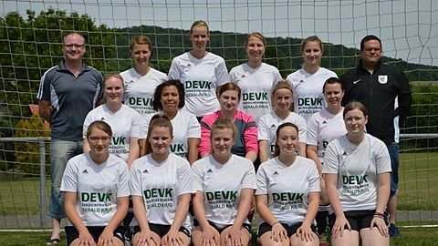 Unsere Damenmannschaft wagt einen Umbruch. Nachdem uns in der vergangenen Saison einige Spielerinnen verlassen haben, starten wir als Damenmannschaft von vorne. Unsere Ziele: Wir wollen eine Mannschaft, ein Team bilden.