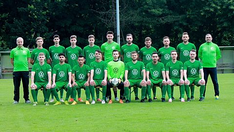 Hintere Reihe v.l.: Brand (1. Vorstand), Puchala, Großkopf, Kolobaric D., Kolobaric A., Kunberger Fe., Konnert, Kedweg, Bergmann, Kreß (Trainer), Czapla (SpAV) Vordere Reihe v.l.: Wiedemann, Subasioglu, Mohammadi, Allahyari, Drotleff, Brauch, Ebert K., Ebert D., Wild Es fehlen: Czapla J., Leibfried, Löprich, Kunberger Fl., Schäfer, Peres, Pusch, Cavli, Salari, El Baghdadi