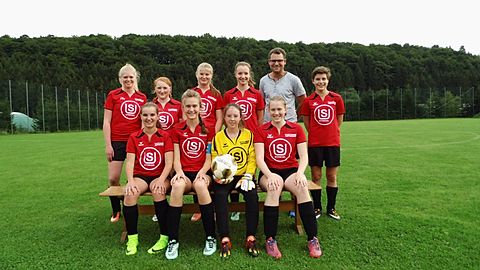 Links hinten:
Celine Paul, Luisa Emde, Kim Thiele, Luisa Zölzer, Marius Heimbuchner, Johanna Fortak.
Links vorne:
Venessa Schlömer, Marie Scharf, Vitoria Bastron, Melissa Grosche