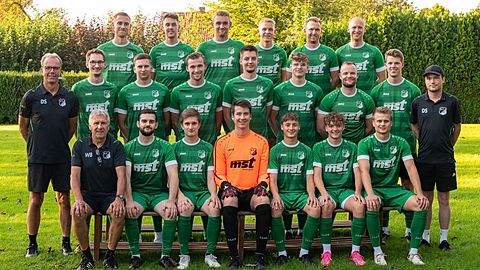 Hinten v.l. Bastian Borchers, Lennard Bavendiek, David Bavendiek, Markus Harms, Robin Defort, Lars Rußmann

Mitte v.l. Torwarttrainer Jörg Beuke, Torben Funke, Bennit Schröder, Ole Tegeler, Niklas Beuke, Julian Blome, Georg Lampe, Luca Thiede, Co-Trainer Dominik Schütte

Vorne v.l. Trainer Walter Brinkmann, Kenneth Scharrelmann, Jonas Borchers, Patrick Beuke, Jonas Beuke, Owen Brunkhorst, Nico Brunkhorst

Es fehlen: Jan Schwarze, Henri Heuermann, Luca Landwehr, Nico Meyer