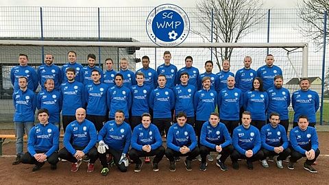 Obere Reihe v.l.: Philip Kaudy, Dominik Loch, Marco Baumann, Cunha Narciso, Andreas Pütz, Kevin Hellner, Bryan Maus, Nico Denis, Fernando Barbara, Christoph Regneri, Jan Loch, Christian Tritz, Matze. Mittlere Reihe v.l.: Dennis Hellner (Betreuer), Mario Hellner (Betreuer), Jeff Weitzmann, Sebastian Thies, Jefferson Fernandes, Dominik Schmidt, Marius Kohl, Luca Merz, Bastian Hurth, Bruno Lopes, Anke Blondel (Betreuerin), Mark Schories (Co-Trainer), Uwe Repplinger (Chef-Trainer). Untere Reihe v.l.: Martin Zens, Achim Unger, Joao Ladeiro, Kevin Biering, Julian Kronz, Simon Müller, Michael Schneider, Dominik Michels, Michael Kaudy.