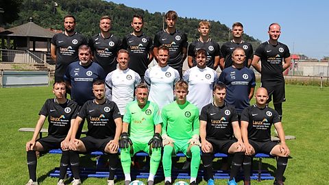 vordere Reihe von links: Björn Theobald, Marvin Halbeisen, Mike Müller Adams, Jannis Braun, Janek Velten, Marc Schuhmacher.

mittlere Reihe von links: Geschäftsführer Patrik Banton, Spieler Trainer Jannik Theobald, Spieler Trainer Yannik Schetter, Co Spieler Trainer Blazey Moranski, 2 Vors. Thomas Ney.

hintere Reihe von links: Kevin Jung, Robnin Theobald, Florian Schröder, Marcel Mietzsch, Marc Greff, Fabian Huth, Jannis Poruba.

auf dem Bild fehlen: Salvatore Frenda, Björn Reinecke, David Bonanno, Thomas Jung, TW Trainer Christian Hollinger und Betreuer Christian Engl