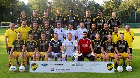 Obere Reihe v. Links: -2- Dardan Berisha, -23- Marius Schlömer, -4- Kevin Suchy, -19- Sidney Kebe, -3- Etienne Fanga-Essindi, -22- Sebastian Hecht, -17- Ahmet Cansiz, -5- Mane Andonov
Mittlere Reihe v. Links: Betreuer Raimund Suchy, Sportlicher Leiter Marco Greulich, -9- Ümit Keskin, -8- Tim Klein, Co-Trainer Fidan Delijaj, Trainer Stefan Bung, Co-Trainer Philipp Klockenhoff, -31- Stefan Oventrop, -28- Özgün Günal, Physiotherapeut Manfred Strehlau, Betreuer Rolf Westphal
Unette Reihe v. Links: -7- Tim Zachary, -21- Florian Zimmermann, -16- Till Wieczorek, -30- Sven Hess, -1- Dennis Pastoors, -12- Johannes Franken, -32- Marc Wiewiora, -11- Denis Koller, -18- Ron-Maurice Müller