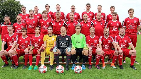 Obere Reihe v.l.: Matthias Hoetzel, David Wagner, Tobias Wanka, Matthias Hauch, Yves Blankenburg, Kevin Henneberg, Pascal Krause, Valentin Schmidt
Mitte v.l.: Holger Diebel (Betreuer), Hannes Seubert, Hendrik Schütt, Jonas Hegewald, Ulf Wagner (Abteilungsleiter), Matthias Fieberling (Trainer), Enrico Hinze (Co-Trainer), Olaf Nadebor (Mannschaftsleiter), Joost Knackstedt, Kevin Hildach
Untere Reihe v.l.: Ole Hahmann, Philipp Matzelt, Julius Runge, Phillip Schulze, Malte Theuerkauf, Max Alpert, Erik Leßmann, Steve Elle, Denny Sondergeld
Es fehlen: Christopher Bätz, Fabian Lehmann, Chris Zawihowski