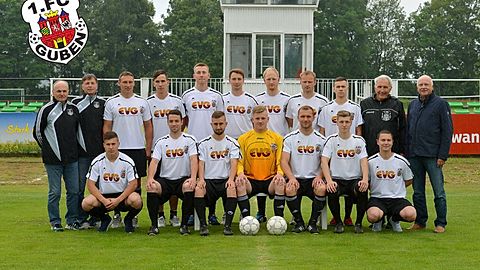 Hintere Reihe von links: Matthias Jahn (Co-Trainer),Roland Hammer (Trainer),Marko Wessel,Kacper Konopacki,Mateusz Bieresniewicz,Toni Veit,Kevin Hoberitz,Oliver Nitschke,Ariel Laczynski,Axel Kneschke (TW-Trainer),Hans-Ulrich Berger (Präsident)
Vordere Reihe von links: Mariusz Pietka,Benjamin Schulz,Adrian Niedzwiedzki,Karol Matweijczyk,Pawel Piotrwski,Joe Fahrenkrug,Tobias Koschack