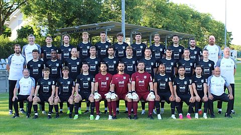 Hinten von links:
Erich Rodler (Sportlicher Leiter), Jonas Kummer, Noah Schmitt, Jan Herrmann, Dominik Wüst, Niklas Voit, Patrick Huth, Christopher Krause, Ibrahim Yilmaz, Marco Speck, Patrick Schuch (TW-Trainer)

Mitte von links:
Carsten Weber (Trainer), Patrick Schur, Mikael Neway, Laurin Vogt, Nils Kohlbacher, Dennis Lang, Yannick Gutmann, Maximilian Thomasberger, Janic Pessel, Jörg Finger, Simon Lüders, Christian Pessel (Physiotherapeut)

Vorne von links:
Andreas Blos (Betreuer), Robin Neumann, Fabio Wollstadt, Phil Reuter, Luis Weirauch, Daniel Zeaiter, Adrian Juniku, Cem Kara, Tolga Demirbas, Ioannis Vassiliou, Carsten Blos (Betreuer)