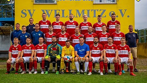 Obere Reihe v. li. n. re.: Torwarttrainer Marcel Kramm, Steffen Will, Emilio Ortlitz, Dominik Müller, Mika Lanzke, Tim Fünfstück, Friedrich Ludschack
Mittlere Reihe v. li. n. re.: Trainer Jörg Mosig, Sportlicher Leiter Kenny Fuhrmann, Ronny Galke, Niklas Gerstmeier, Christian Kasprzyk, Max Jennen, Tommy Krüger, Fabian Wardyn, Sylvio Paprottka, Betreuer Eric Splittgerber
Vordere Reihe v. li. n. re.: Erik Naumann, Chris Toeffling, Bernd Diener, Maik Bursch, Tobias Kalisch, Daniel Henze, Lorenz Kauhs, Leonard Kauhs
Es fehlen: Mathias Exler, Robert Fabian, Willi Blümel, Paul Köhler, Paul Nerlich, Nick Schulz, Toni Blair, Benjamin Igel, Edward Mierzejewski, Aaron Sachs, Maximilian Schliebe