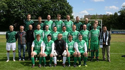 o. v. l.
Tobias Rose, Tobias Janßen, Mario Schwienheer, André Küppers, Marco Schwienheer, Tobias Pilkmann, René Schneider, Michael Hoolmans
m. v. l.
Trainer Stephan Gregor, Trainer Joachim Kolmer, Betreuer Heinz Derksen, Stefan Lommen, André Simons, Dirk van de Mötter, Kai Esser, Stefan van de Mötter, Kevin Janz, Jakob Kroon, Sponsor Rudin Llanaj
u. v. l.
Björn Fehling, Timmy Arndt, Steffen Beniers, Christian Paschmann, David van Rennings
es fehlen
Christian Krebbers, Kevin Naeve, Ulf Schönell