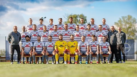 Vordere Reihe(von links nach rechts): Faroq Alemi, Jannis Stroh, Tristan Pape, Yannik Dubbels, Marcel Bernhardt, Niklas Aue, Hannes Grube, Malte Meyer
Mittlere Reihe(von links mach rechts): Stefan Hink, Thomas Burfeindt, Michel Gerken, Hagen Wöhlk, Henrique Fuchs Klein, Moritz Glodeck, Justin Peters, David Forot, Marvin Lindemann, Sascha Zekay, Filippo Callerame
Hintere Reihe(von links nach rechts): Philipp Reinecke, Wenzel Branke, Leo Gerken, Timon Dammert, Lasse Dammert, Jannis Nutbohm, Dominik Hanno, Keno Tapken
Es fehlen: Henrik Hauschild, Jan Ceglarek, Marvin Johanning, Nico Umland, Nils von Salzen, Jente Sick, Timo Saare, Sascha Förster, Rüdiger Neumann