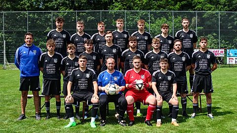 Oben v.l.: Pascal Buser, Moritz Weiland, Marius Kobbe, Tom Krieger, David Bender, Ben Schug, Frederik Stumpfs
Mitte v.l.: Jens Albrecht (Spielertrainer), Sebastian Stein, Leon Kraus, Nicklas Schneider, Leon Buser, Luca Jakob, Marian Eichel, Max Leis, Leon Ruffing
Vorne v.l.: Luca Lill, Oliver Hans, Joel Janes, Marcel Preßer