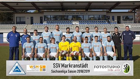 Hintere Reihe v.l.: Uwe Ferl (Cheftrainer), André Bittner (Co-Trainer), Marcel Nüchtern, Jonathan Barth, Fabian Franke, Raik Hildebrandt, Patrick Hahnefeld, Christian Heditzsch, Eric Heynke, Kilian Kunze, Torsten Reuter (Physiotherapeut), Maik Egi (Mannschaftsleiter)
Vordere Reihe v.l.: Jens Werner, Eric Daubitz, Tom Seifert, Paul Kruse, Marc Hübner, Max Bernsdorf, Anton Kruse, Robin Loimer
Es fehlen: Christian Wings, Daniel Halangk, Christopher Griebsch, Fabian Kieß, Michael Teubel, Martin Werner, Robby Kögler, Florian Schilling, Falco Choynacki, Lorenz Randig, Malik Haußig, Michael Förnbacher, Rena Hofmann (Physiotherapeutin)