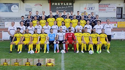 Teamfoto: obere Reihe v.L.: Marius Siegmund, Tobias Schwarz, Gregor Büchner, Christian Tornow, Janis Pflieger, Simon Kammerer, Luca Kunzer, Jared Kromer, Robin Fleck, Michael Mall, mittlere Reihe oben v.L.: Sebastian Keil, David Arnold, Julian Mall, Nikolaj Bührer, Mario Hess, Yannick Blaudez, Florian Buschmann, Onur Arslan, Jochen Diebold, Brian Hibert, Stefan Hirzler. Mittlere Reihe unten v.L.: Clemens Pflieger Präsident; Marco Hunn, 1.Vorsitzender (Wirtschaft); Norbert Atzler, 1.Vorsitzender (Sport); Patric Maier, Spielausschuss; Thomas Rieber, sportlicher Leiter; Sascha Schröder, Trainer 1.Mannschaft; Sano Nothstein, Spielertrainer 1.Mannschaft; Jogi Schilz, Trainer 2.Mannschaft.; Mikail Altan, Teammanager 1.Mannschaft; Steffen Herzog, Torwarttrainer; David Pflieger, Teammanager 2.Mannschaft; Heinrich Fees, Physiotherapeut, untere Reihe v.L.: Mahsum Sönmez, Thomas Bober, Andreas Youkhanna, Eric Schwarz, Johannes Wagner, Pascal Metzger, Fuhat Sungur, Adrian Frankus, Peperim Krasniqi, Patrick Bögelsbacher, Ali Hassoun
Kleine Bilder v.L.: Jan Brunner, Kevin Hibert, Dominik Georg, Kevin Koch, Julian Sutter; es fehlen: Gentrit Kurtani, Ramadan Kastrati, Ramin Topal