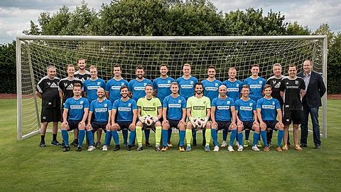 Hinten (von links nach rechts): Peter Schnobbrich (Torwart-Trainer), Jens Christ (Trainer), Robin Krohmer (Co-Trainer), Lukas Kleebauer, Johannes Wilhelm, Dennis Hofer, Sergej Mistrukov, Robin Landgraf, Alexander Bergmann, Christopher Berger, Sebastian Rosta, Rainer Müller (Betreuer), Marcel Esber (2. Vorsitzender TSV Essingen), Joachim Kiep (Abteilungsleiter Spielbetrieb)

Vorne (von links nach rechts): Marco Rieger, Florian Rössler, Jannis Weygoldt, Florian Müller, Tim Reichel, Fabian Pohl, Mehmet Keskin, Pascal Haller, Maximilian Fritz