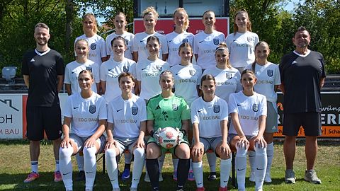 Oben v.l.: Sandra Mederl, Amelie Brand, Magdalena Merkl, Luisa Wiesner, Anna-Lena Beer, Julia Hauptkorn 

Mitte v.l.: Marvin Frehe (Trainer), Sarah Hirschberger, Paula Theis, Anika Aberl, Romy Krah, Viktoria Schmidt, Sonja Ermair, Stefan Hoffmann (Co-Trainer) 

Vorne v.l.: Elise Lutz, Gentiana Hoxha, Lorena Sukaj, Marie Sommer, Tatjana Resenscheck 

Es fehlen: Elisa Josephs, Marlene Heitmann, Melissa Fladung, Silvana Franke, Lucie Kellermann, Eva Maurer