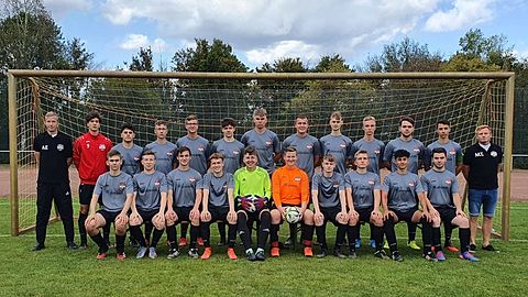 Hintere Reihe von links: Trainer Alexander Emsbach, Adrian Habrich, Sammy Destpak, Lars Hilbricht, Tim Gehrke, Joshua Gödderz, Fabian Schreiber, Finn Euwens, Oliver Leis, Jonathan Hermanns, Paul Mertes, Trainer Martin Tischbierek.

Vordere Reihe von links: Timo Vesper, Kristian Görgens, Niklas Nepp, Noah Kecur, Maurice Sellenthin, Erich Hilbricht, Nico Franz, Naumann, Tolga Türker, Kai Ohme

Es fehlen: Trainer Thomas Schreiber, Laurenz Hennecke