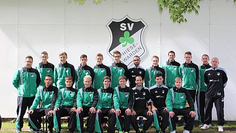 H.L.: Daniel Schönig (Trainer), Tjark Pankratz, Julian Siebolds, Julian Koopmann, Phil Schaffarzyk, Tilo Hollens, Yilmaz Kilic, Malte Büsing, Steffen Ostendorf, Jerome Ahlers, Christian Kohlmann und Dennis Ortel

V.L.: Lukas Mertens, Jannik Eilers, Pascal Frerichs, Rune Diercks, Max Mahn, Burak Acar, Murat Sen und André Strieben